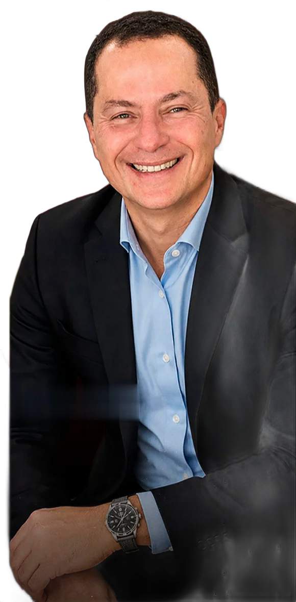 Emerson Radamés sorrindo, de terno